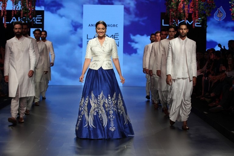 Celebrities Snapped on Day 3 of LFW Summer Resort 2016 - 17 / 57 photos