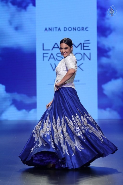 Celebrities Snapped on Day 3 of LFW Summer Resort 2016 - 27 / 57 photos