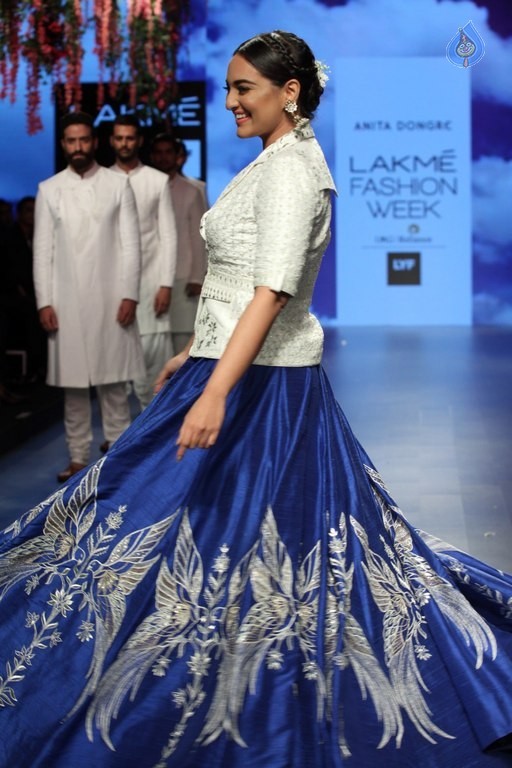 Celebrities Snapped on Day 3 of LFW Summer Resort 2016 - 28 / 57 photos