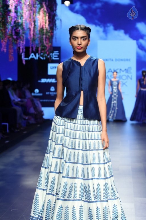 Celebrities Snapped on Day 3 of LFW Summer Resort 2016 - 29 / 57 photos