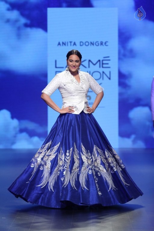 Celebrities Snapped on Day 3 of LFW Summer Resort 2016 - 31 / 57 photos