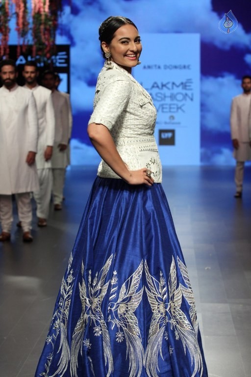 Celebrities Snapped on Day 3 of LFW Summer Resort 2016 - 37 / 57 photos