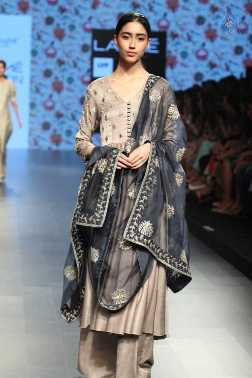 Celebrities Snapped on Day 3 of LFW Summer Resort 2016 - 39 / 57 photos