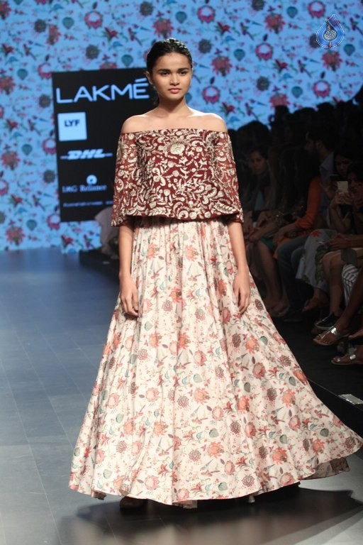 Celebrities Snapped on Day 3 of LFW Summer Resort 2016 - 42 / 57 photos