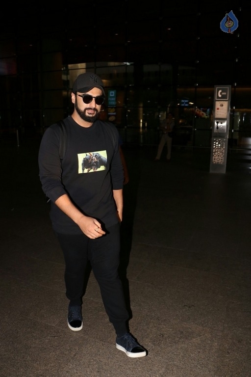 Celebrities Spotted at Airport - 13 / 41 photos