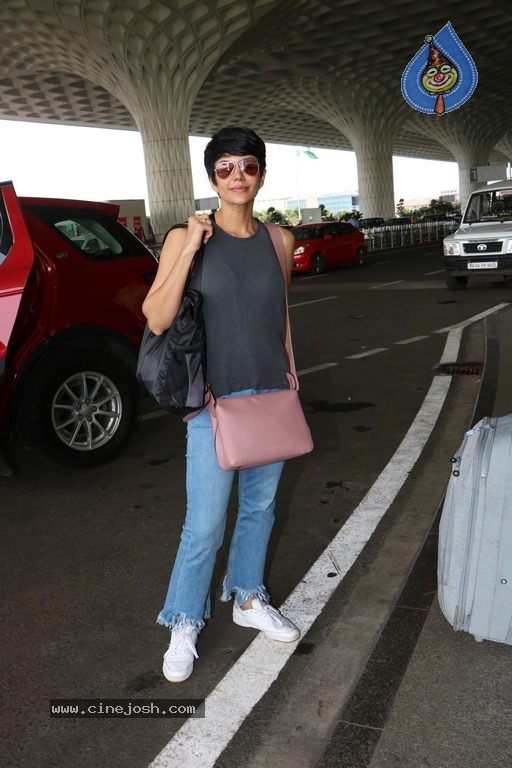 Celebrities Spotted at Airport - 12 / 21 photos