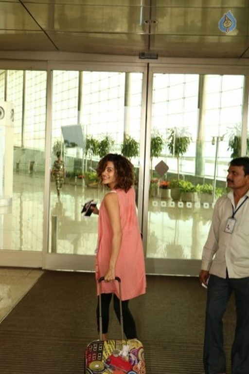 Celebrities Spotted at Airport - 4 / 18 photos