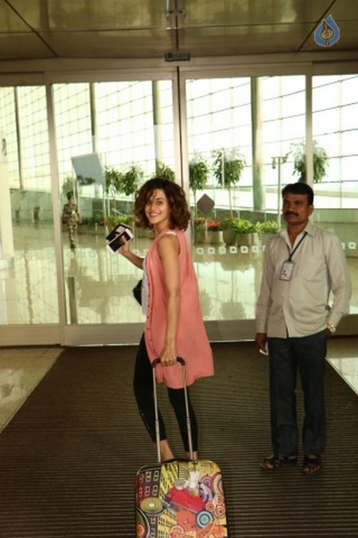 Celebrities Spotted at Airport - 10 / 18 photos