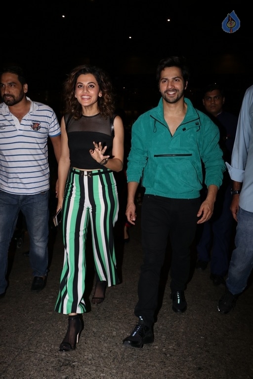 Celebrities Spotted at Airport - 5 / 42 photos