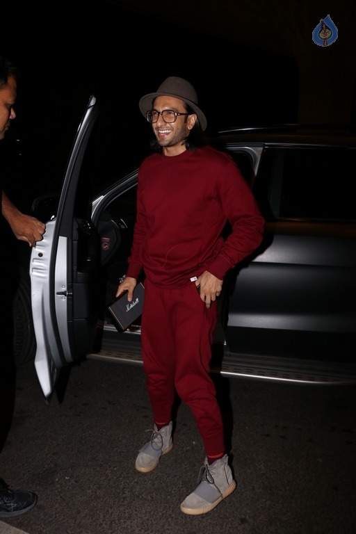 Celebrities Spotted at Airport - 26 / 42 photos