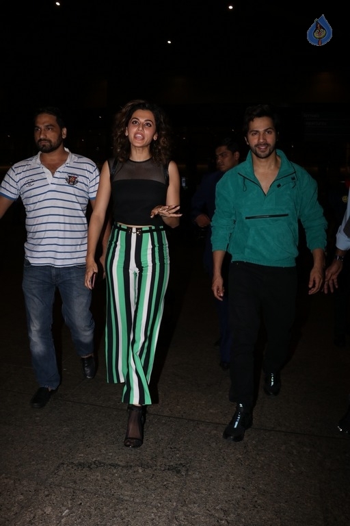 Celebrities Spotted at Airport - 28 / 42 photos