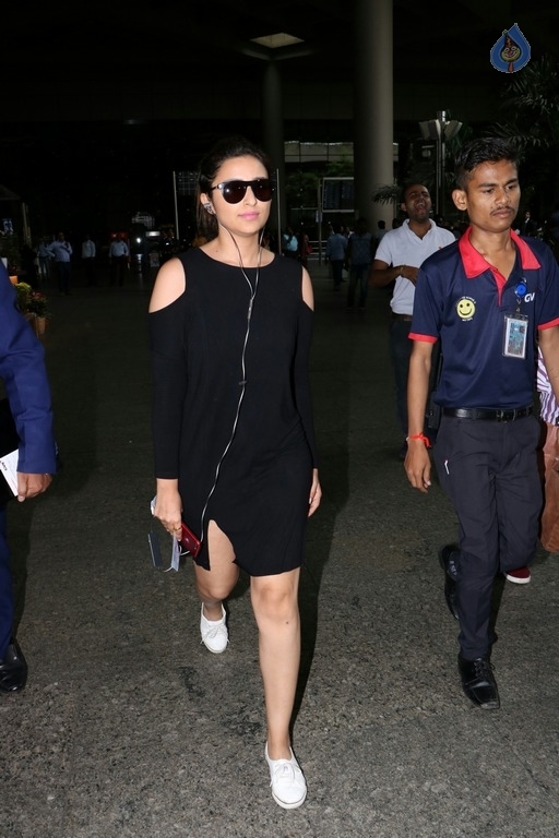 Celebrities Spotted at Airport - 13 / 20 photos