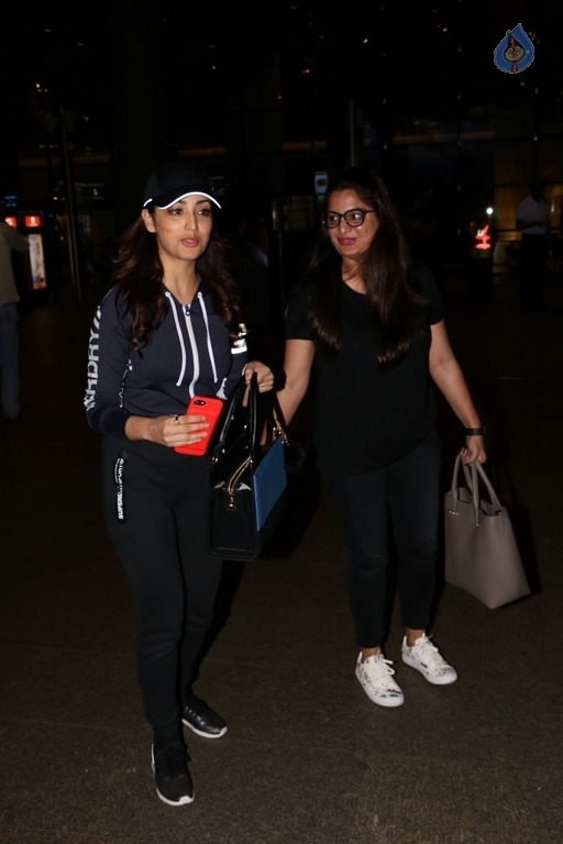 Celebrities Spotted at Airport - 25 / 32 photos