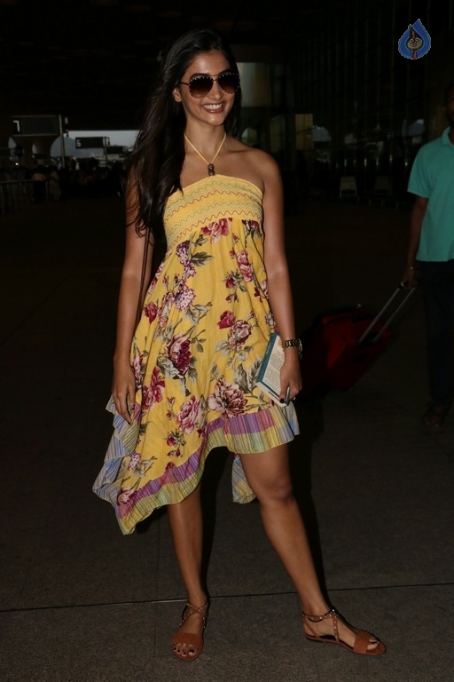 Celebrities Spotted at Airport - 26 / 32 photos