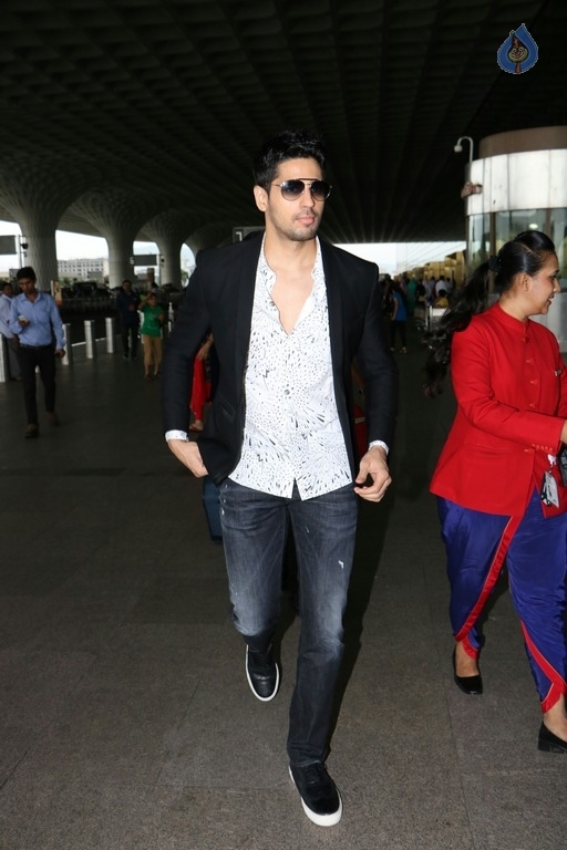 Celebrities Spotted at Airport - 28 / 32 photos