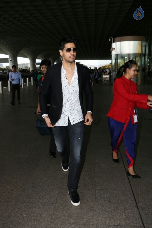 Celebrities Spotted at Airport - 29 / 32 photos