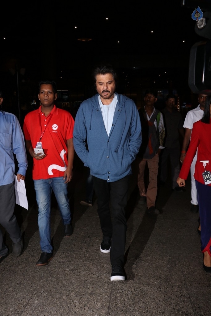 Celebrities Spotted at Airport - 13 / 51 photos