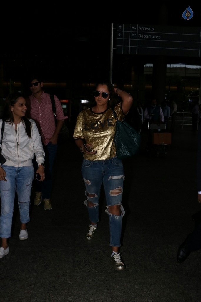 Celebrities Spotted at Airport - 23 / 51 photos