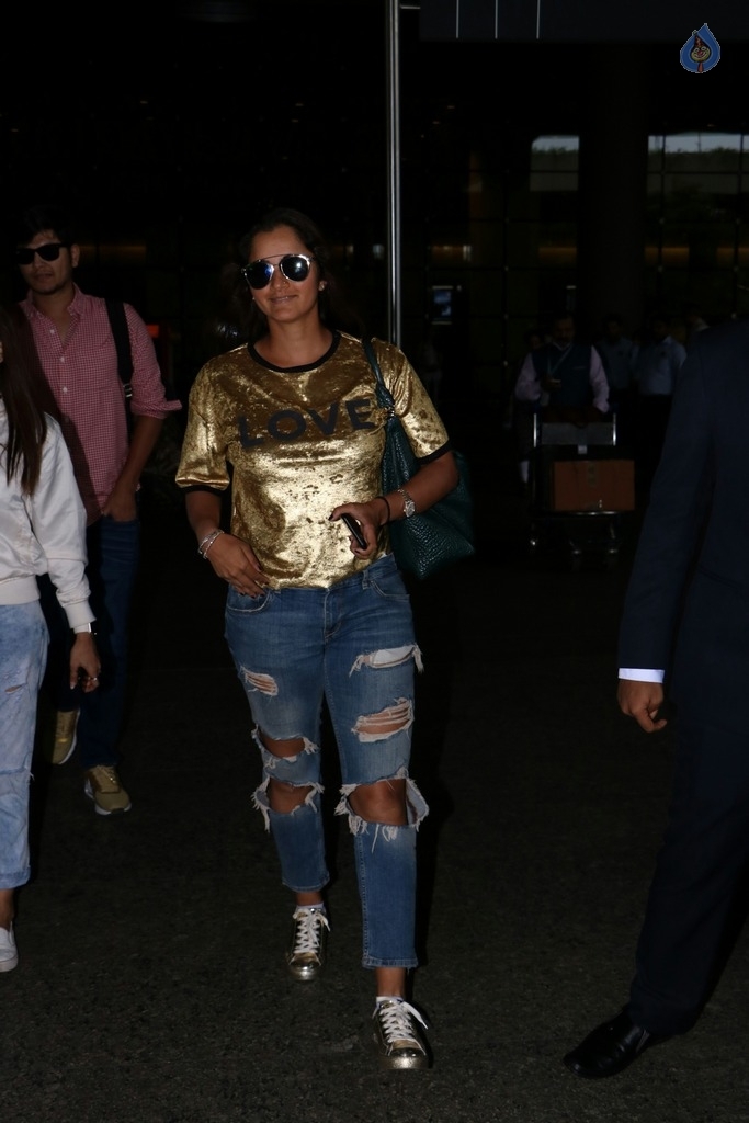 Celebrities Spotted at Airport - 29 / 51 photos