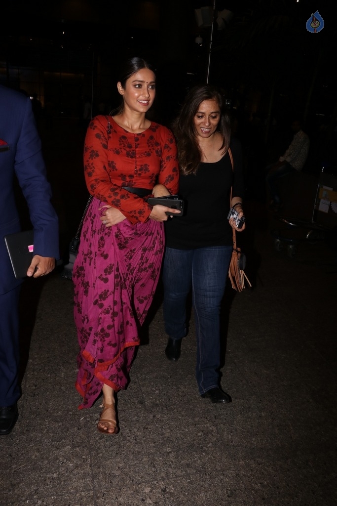 Celebrities Spotted at Airport - 51 / 51 photos