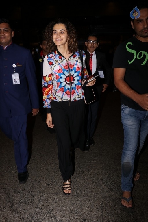 Celebrities Spotted at Airport  - 36 / 56 photos