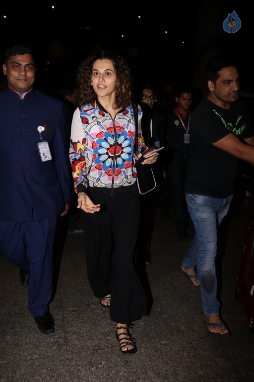 Celebrities Spotted at Airport  - 49 / 56 photos