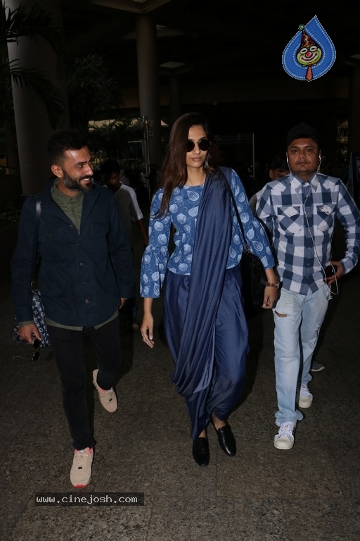 Celebrities Spotted at Airport Photos - 22 / 54 photos