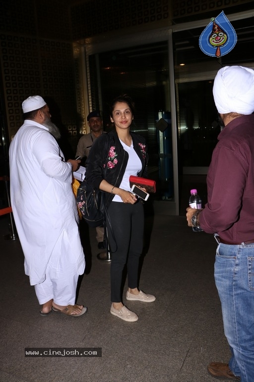 Celebrities Spotted at Airport Photos - 23 / 54 photos