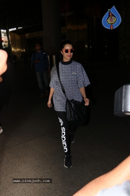 Celebrities Spotted at Airport Photos - 28 / 54 photos