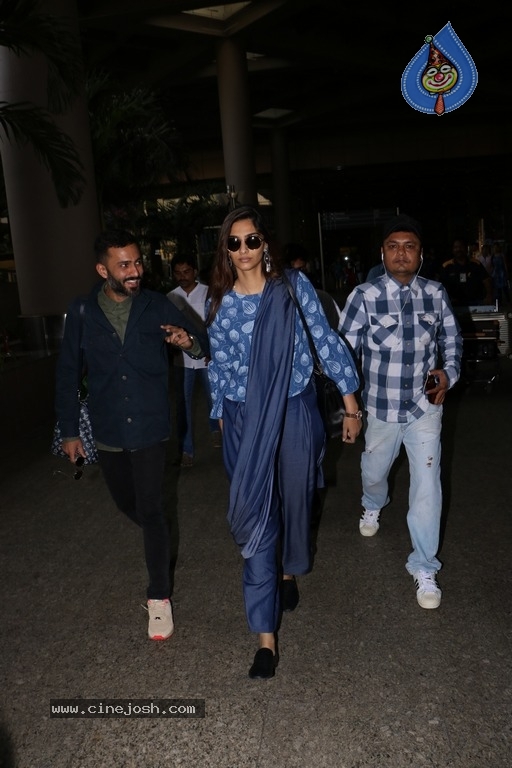 Celebrities Spotted at Airport Photos - 30 / 54 photos