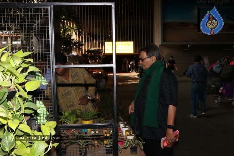 Celebrities Spotted at Airport Photos - 31 / 54 photos