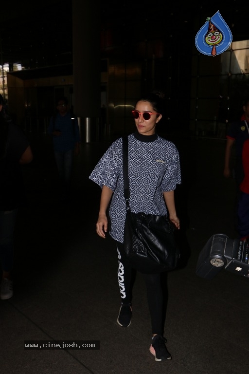 Celebrities Spotted at Airport Photos - 33 / 54 photos