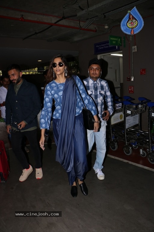 Celebrities Spotted at Airport Photos - 36 / 54 photos