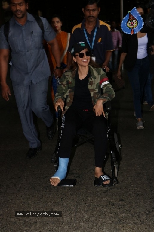 Celebrities Spotted at Airport Photos - 37 / 54 photos