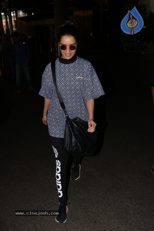 Celebrities Spotted at Airport Photos - 42 / 54 photos