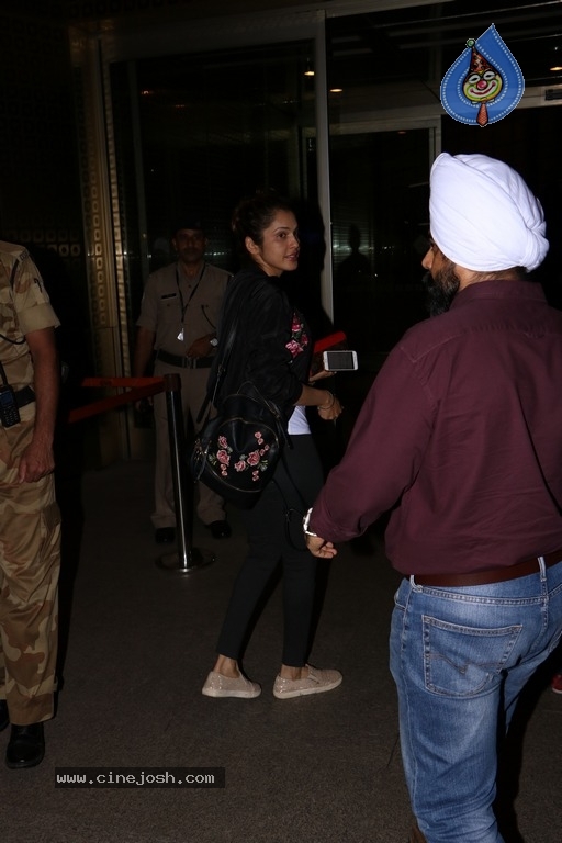 Celebrities Spotted at Airport Photos - 43 / 54 photos