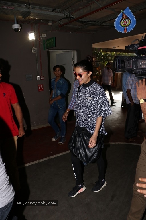 Celebrities Spotted at Airport Photos - 46 / 54 photos