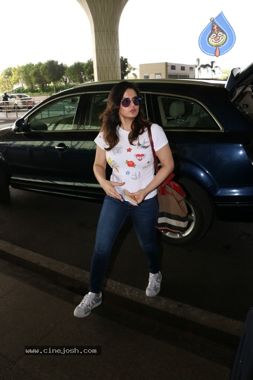 Celebrities Spotted at Airport Photos - 48 / 54 photos