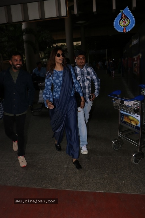 Celebrities Spotted at Airport Photos - 53 / 54 photos