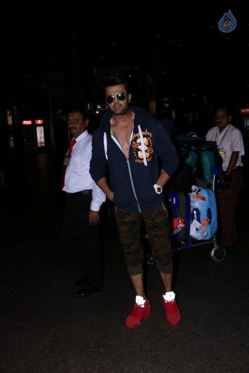 Celebrities Spotted at Airport Returns From IIFA - 12 / 84 photos