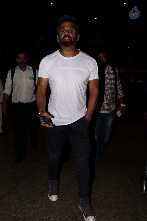 Celebrities Spotted at Mumbai Airport - 31 / 42 photos