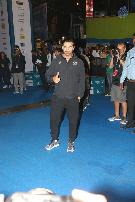 Celebrities Spotted at The Mumbai Marathon 2017 - 18 / 26 photos