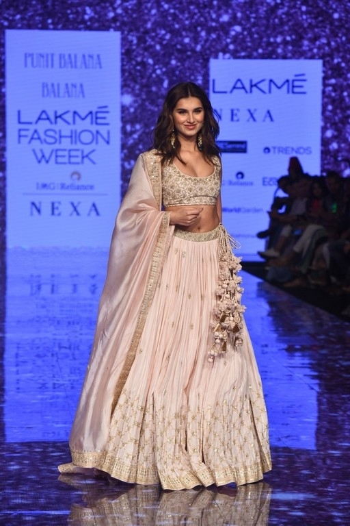 Celebrities walks the Ramp at Lakme Fashion Week 2020 - 22 / 41 photos
