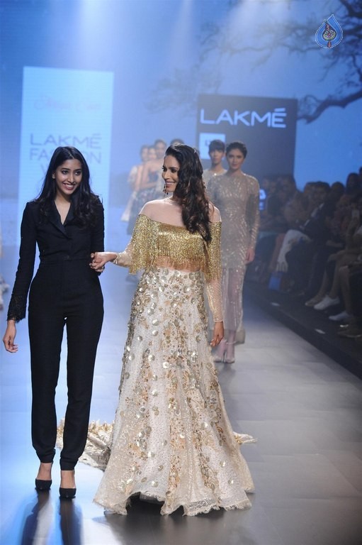 Celebrities Walks the Ramp at LFW 2016 - 17 / 60 photos