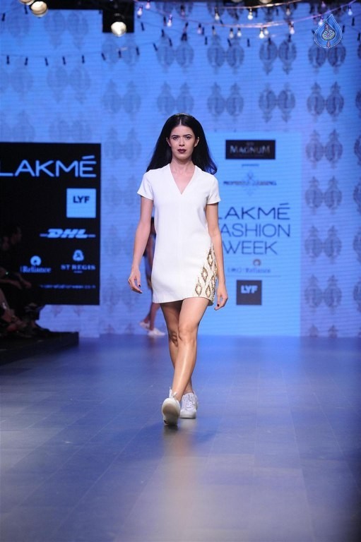Celebrities Walks the Ramp at LFW 2016 - 30 / 60 photos