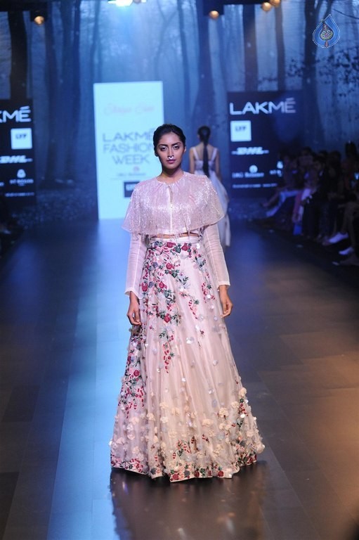 Celebrities Walks the Ramp at LFW 2016 - 33 / 60 photos