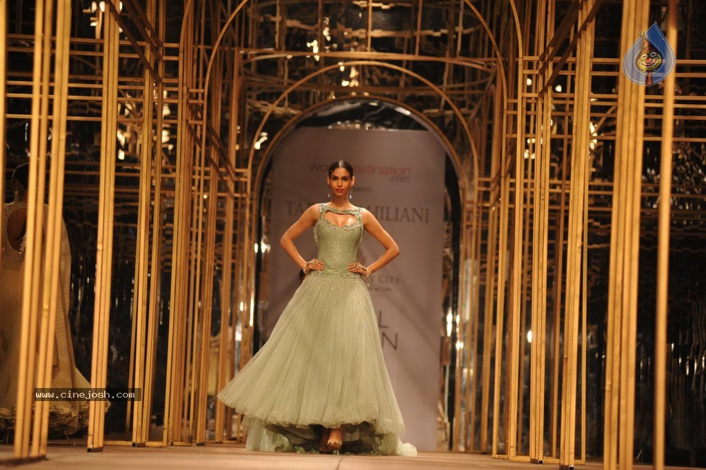 Celebs at Aamby Valley India Bridal Fashion Week - 72 / 96 photos