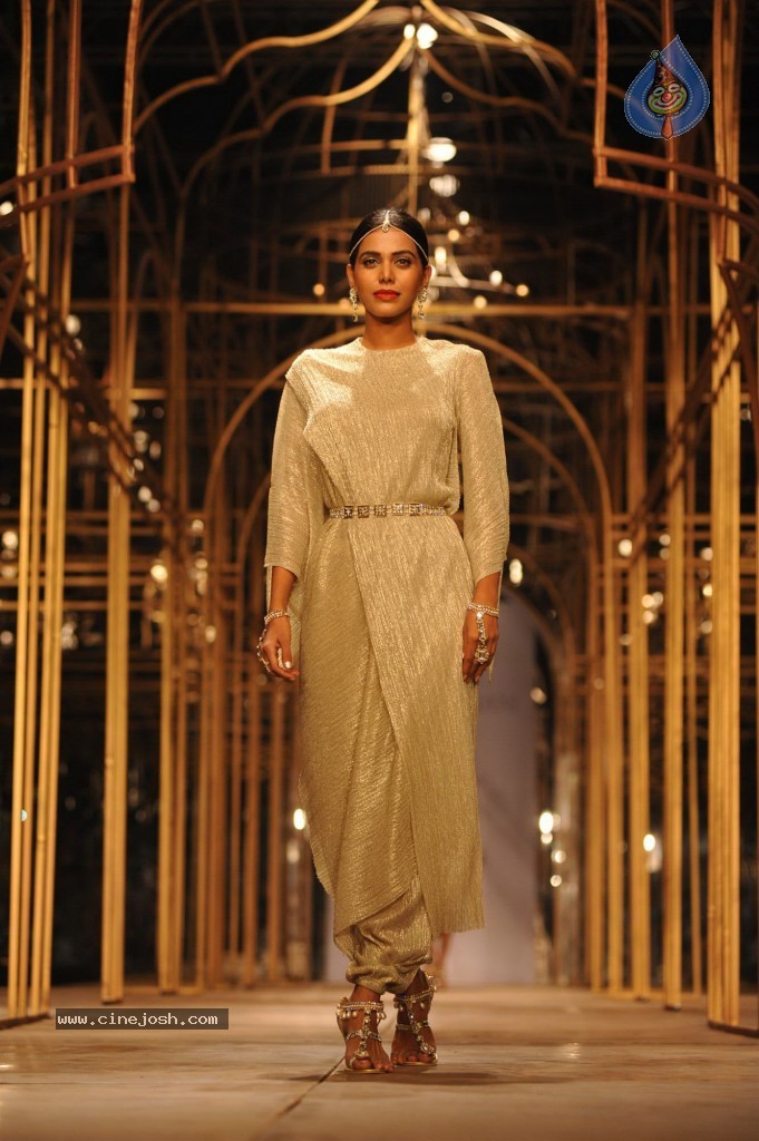 Celebs at Aamby Valley India Bridal Fashion Week - 76 / 96 photos