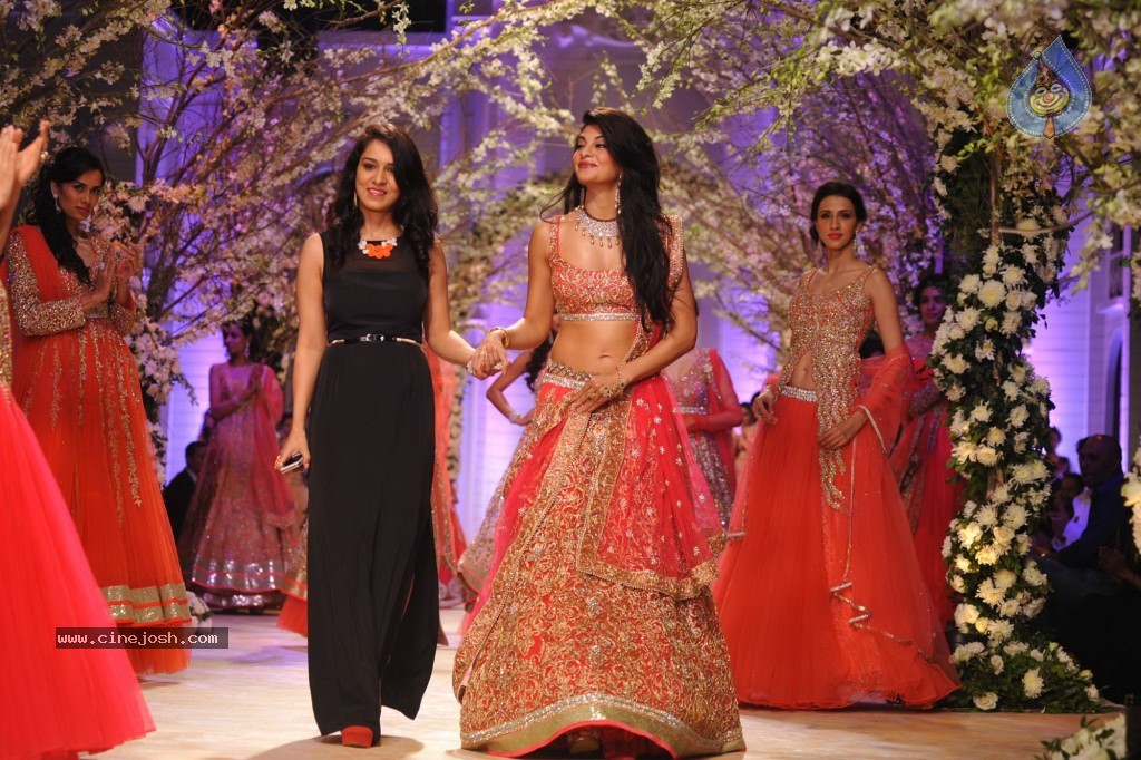 Celebs at Aamby Valley India Bridal Fashion Week - 80 / 96 photos