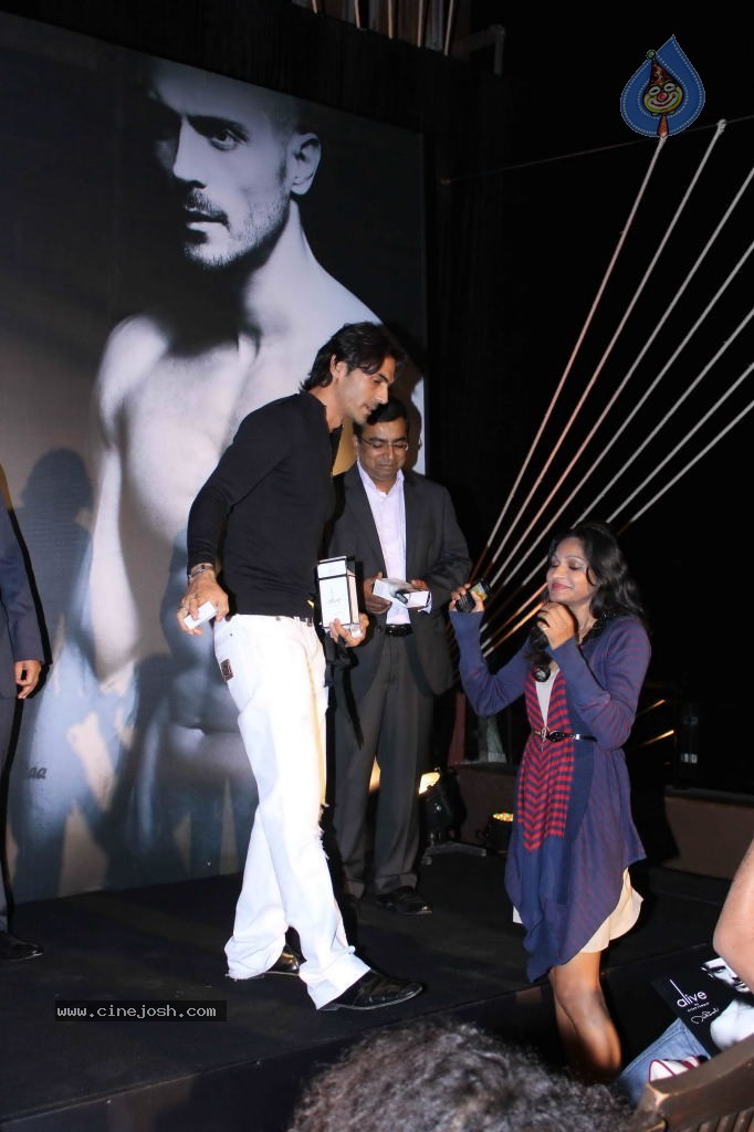 Celebs at Alive Perfume PM and Party - 137 / 138 photos